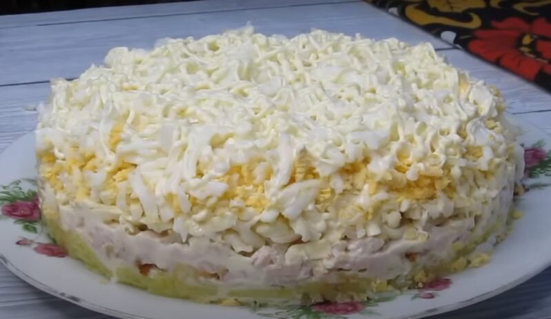 Нежный и сытный салат с мягким вкусом. Один из любимых, хотя их уже много