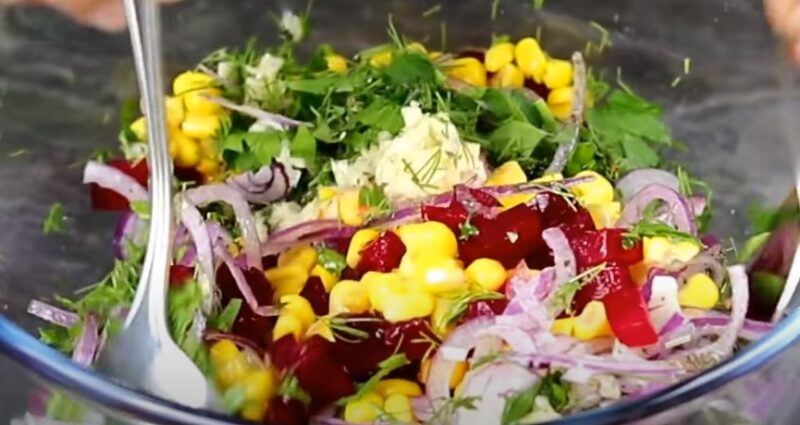 Холодный салат вместо окрошки. Банальная свекла и кукуруза, но такое вкусное сочетание