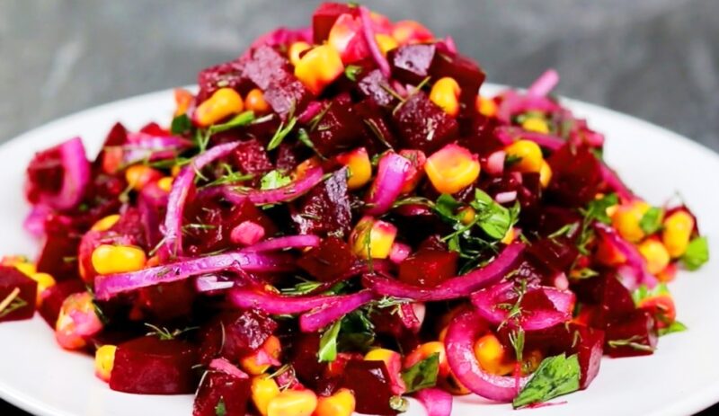 Холодный салат вместо окрошки. Банальная свекла и кукуруза, но такое вкусное сочетание