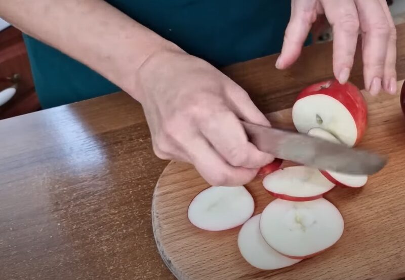 У нас их любят все. Так оладьи с яблоками вы ещё не готовили: всё известное - известно не всем