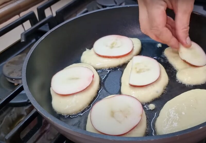 У нас их любят все. Так оладьи с яблоками вы ещё не готовили: всё известное - известно не всем