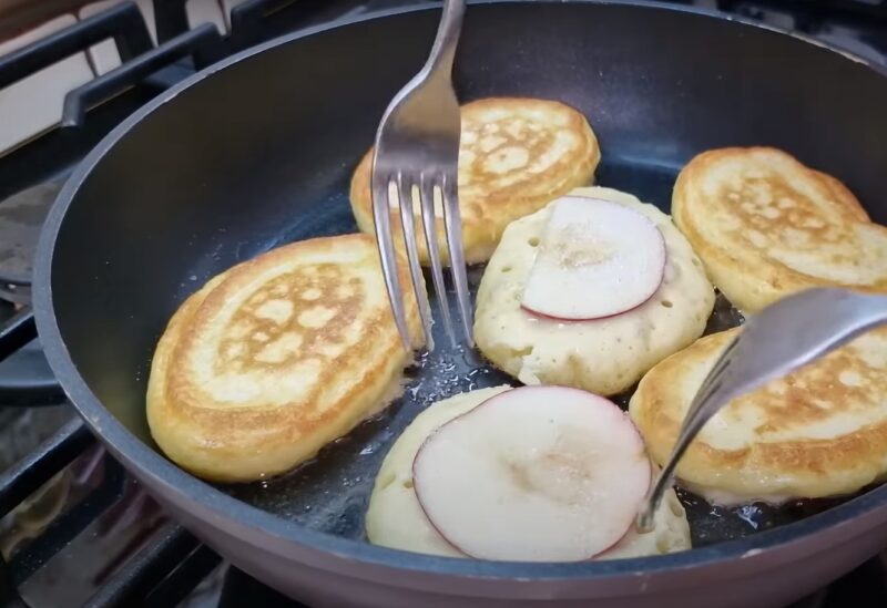 У нас их любят все. Так оладьи с яблоками вы ещё не готовили: всё известное - известно не всем