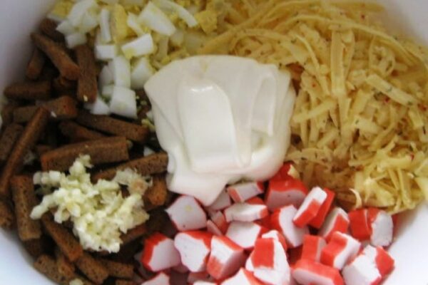 Гости будут довольны. Быстрый и вкусный: салат с сухариками "Королевский"