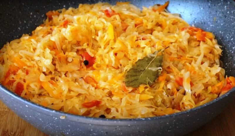 Как пожарить вкусно капусту на сковороде: для гарнира или начинки. Воду добавлять не нужно