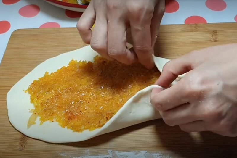 Тыкву больше не раздаю, а готовлю вкусные пирожки. Уже половину урожая тыквы так съели: простой рецепт