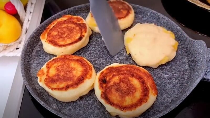 Сырники больше не делаю. Нашла рецепт проще и вкуснее: творожные оладьи с яблоками