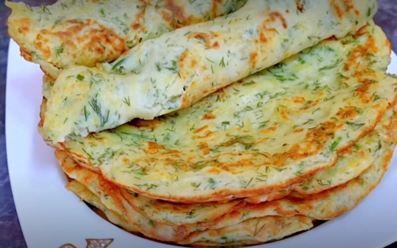 Просто натираю картофель с зеленью. За эту закуску муж точно расцелует: блины вкуснее мяса