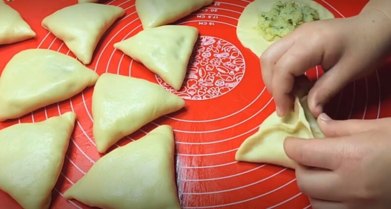 Беру 1 стакан кефира и готовлю целую гору вкуснятины. Моментальные пирожки за 15 минут