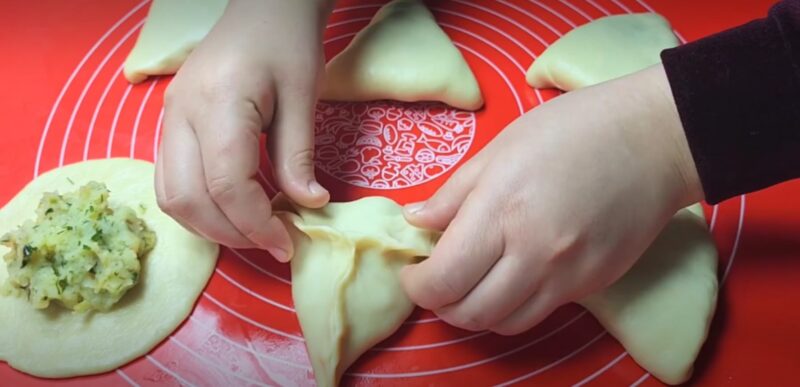 Беру 1 стакан кефира и готовлю быстрые пирожки. Рецепт за 10 минут: ем каждый день и не надоедает