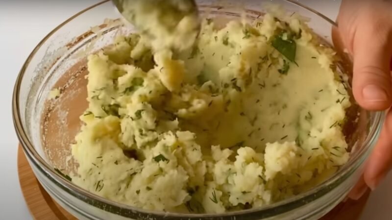 Беру картофель и куриное филе. Такие пирожки готовлю регулярно: вкусно и сытно