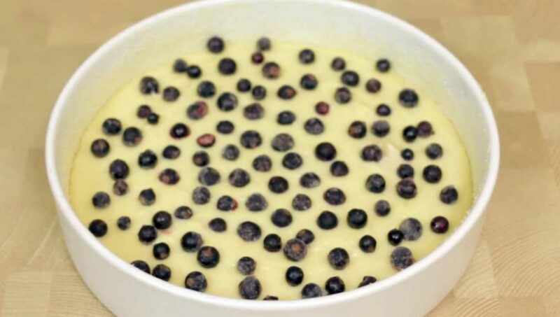 Беру йогурт и замороженную ягоду. Пирог 6 стаканов: готовила сразу 2, но оказалось мало