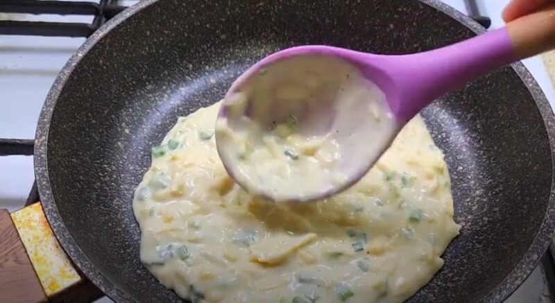 За 10 минут вкуснятина на столе. Беру 1 стакан кефира и готовлю воздушные лепёшки