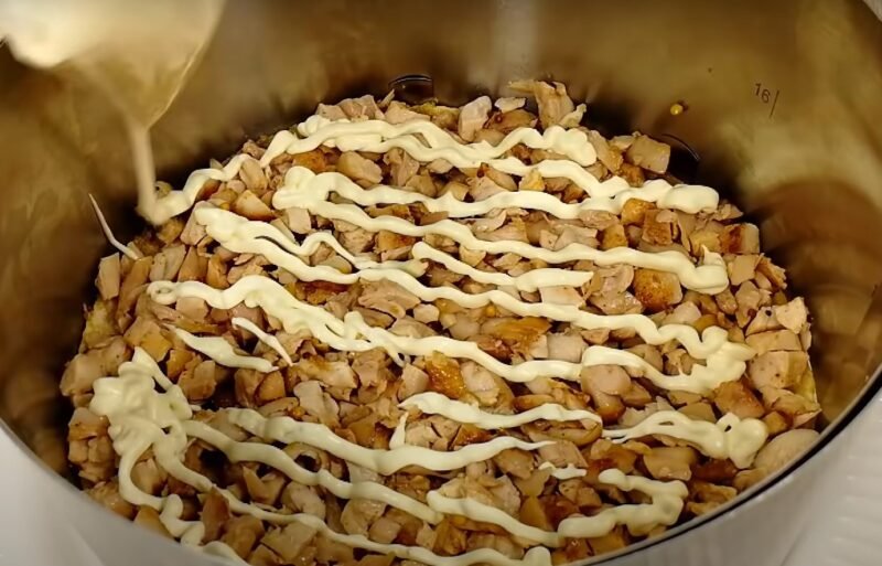 Такую закуску вы точно не пробовали. Сочный и нежный: этот закусочный торт улетает со стола моментально