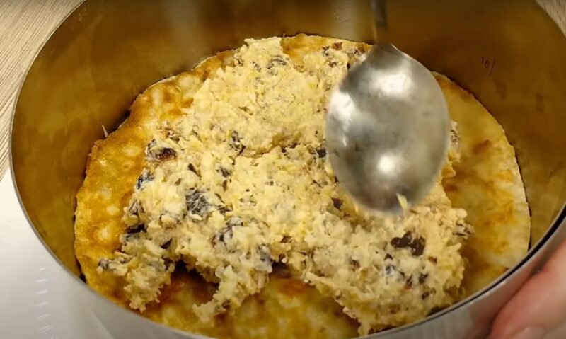 Такую закуску вы точно не пробовали. Сочный и нежный: этот закусочный торт улетает со стола моментально