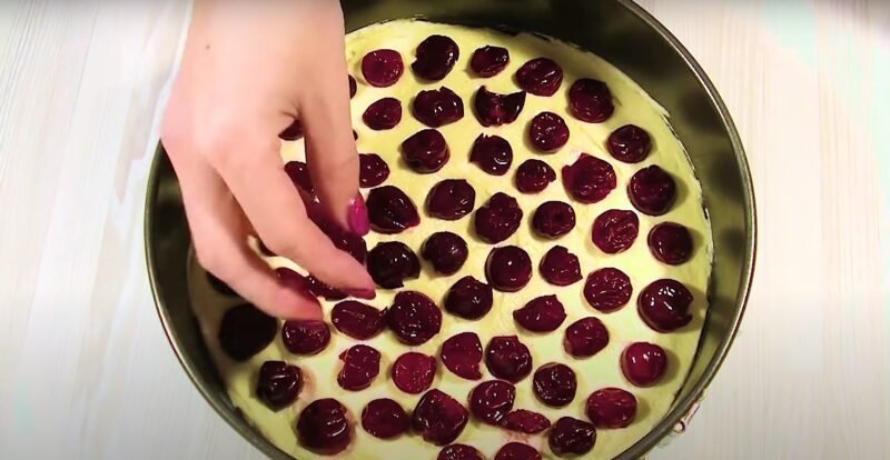 Нежнее я не пробовала. Вишнёвый пирог в сметанной заливке: вкусный, мягкий и сочный