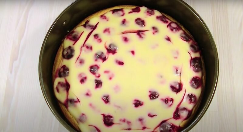 Нежнее я не пробовала. Вишнёвый пирог в сметанной заливке: вкусный, мягкий и сочный