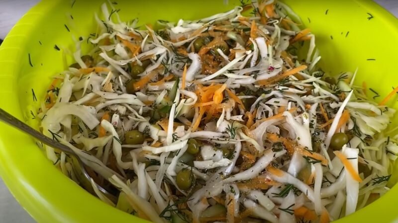 Всего 5 минут и готово. Салат из капусты на каждый день: сочный и вкусный