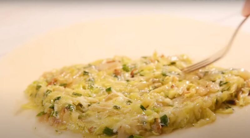 Просто натрите 2 кабачка. Так вкусно я еще не готовила: намного лучше, чем чебуреки