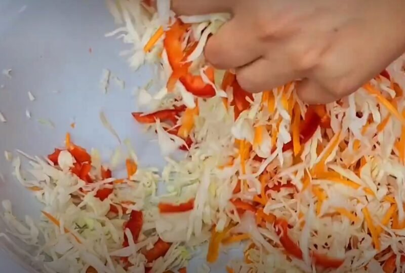 Просто залейте их кипятком. Помидоры, которые "улетают" первыми. Вкусная заготовка с капустой на зиму