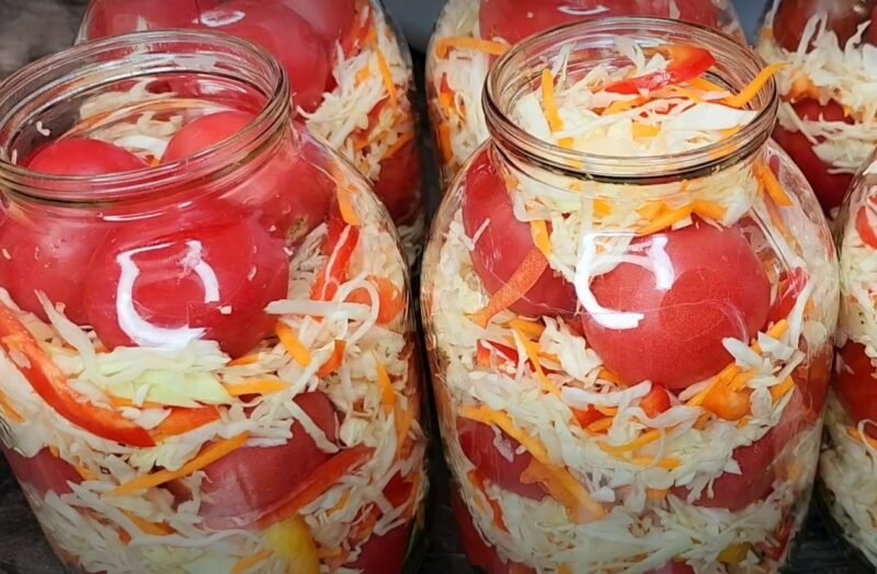 Просто залейте их кипятком. Помидоры, которые "улетают" первыми. Вкусная заготовка с капустой на зиму