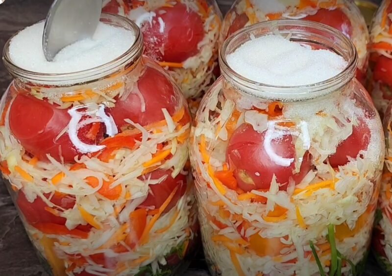 Просто залейте их кипятком. Помидоры, которые "улетают" первыми. Вкусная заготовка с капустой на зиму