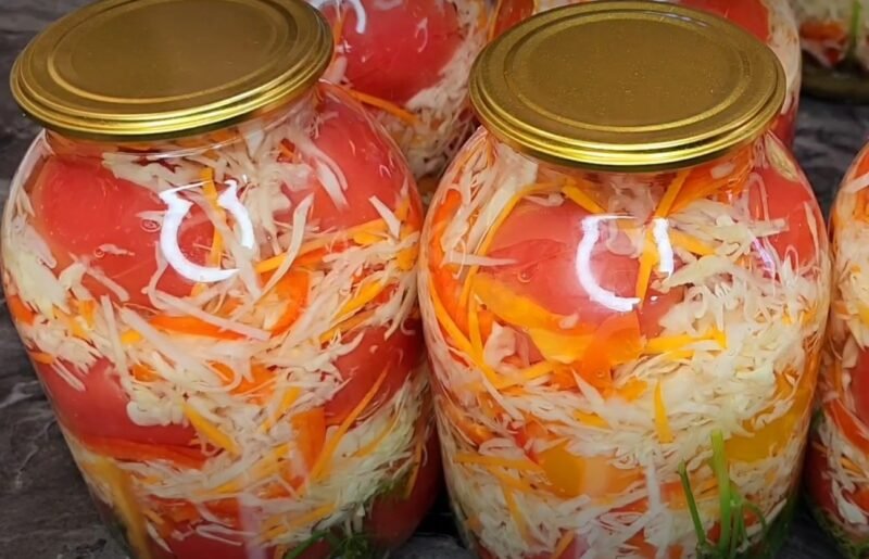 Просто залейте их кипятком. Помидоры, которые "улетают" первыми. Вкусная заготовка с капустой на зиму