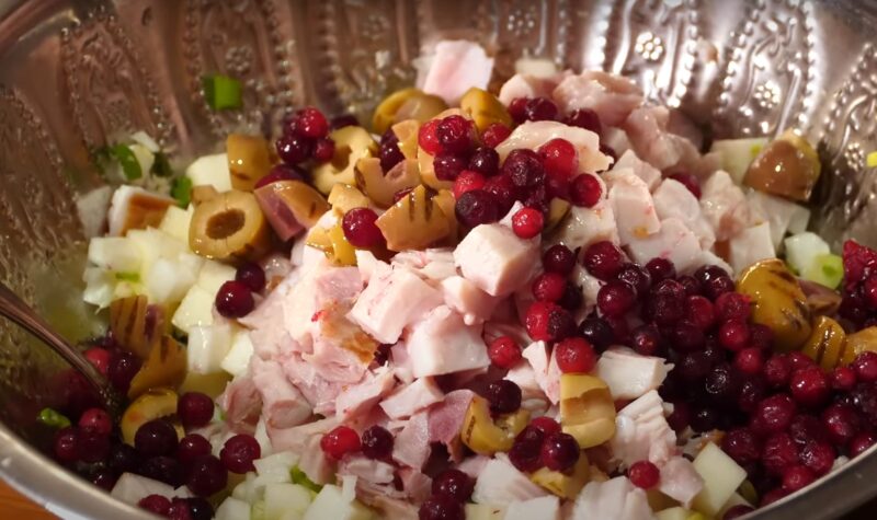 Просто возьмите копчёную курицу. Быстрый Новогодний салат за 15 минут: даже варить ничего не надо