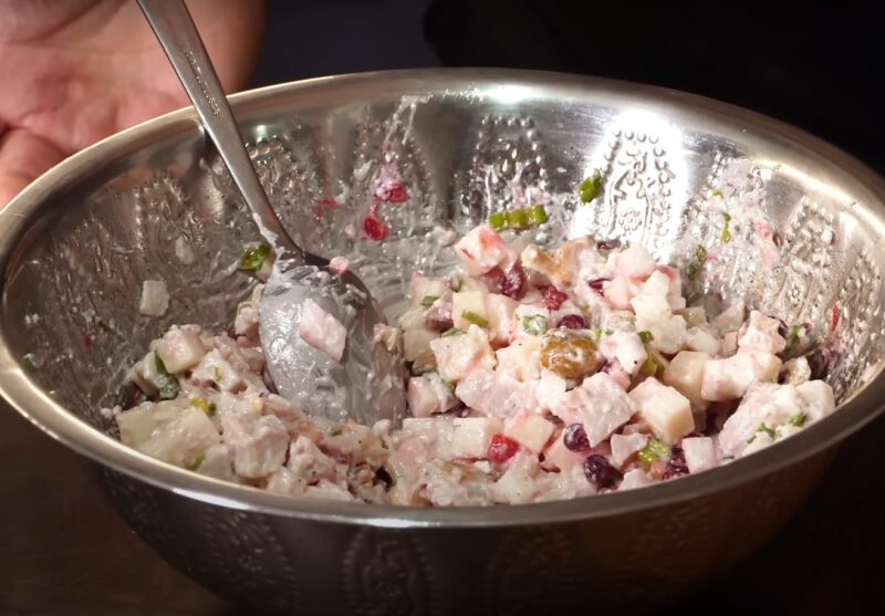 Просто возьмите копчёную курицу. Быстрый Новогодний салат за 15 минут: даже варить ничего не надо