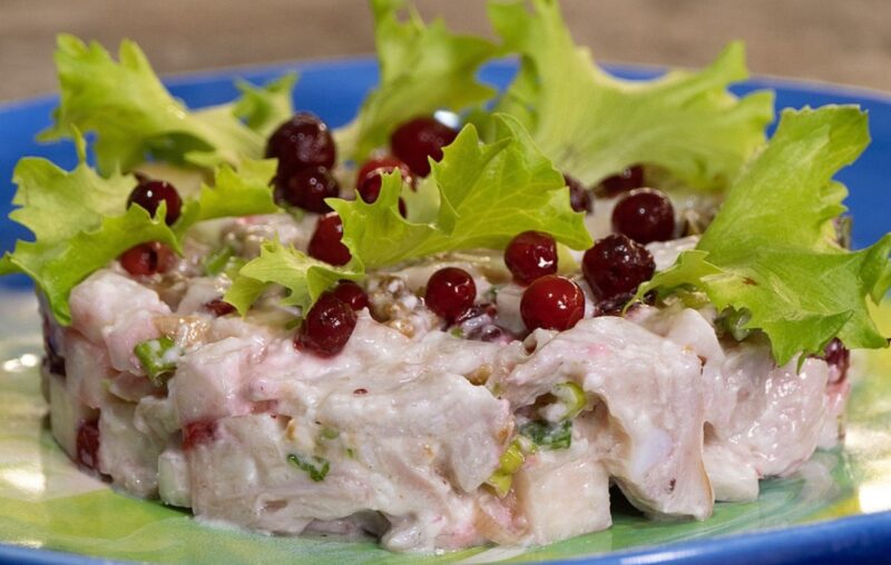 Просто возьмите копчёную курицу. Быстрый Новогодний салат за 15 минут: даже варить ничего не надо