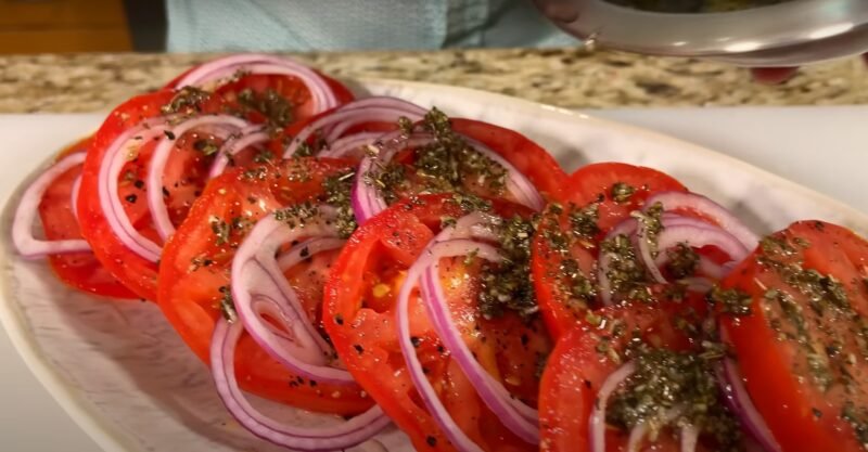 Делайте сразу 2 порции. Быстрый и вкусный салат из помидоров: весь секрет в маринаде