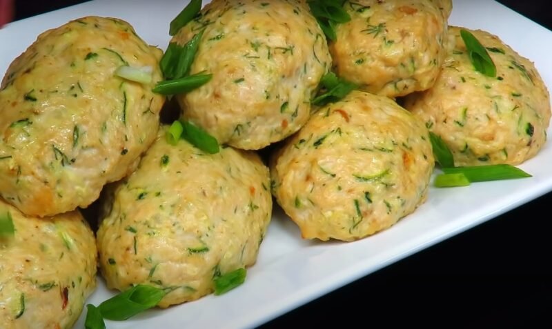 Не только вкусно, но и полезно. Домашние куриные котлеты с кабачками