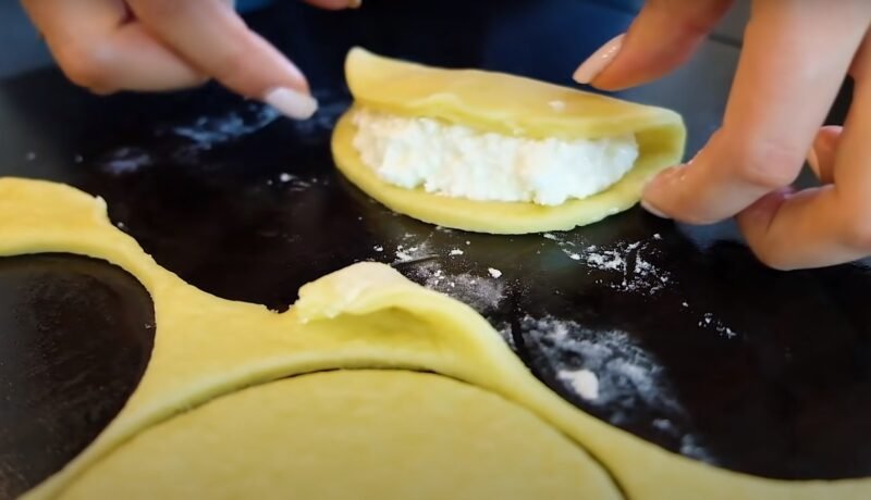 Сочни с творогом за 15 минут. Самый простой рецепт вкусной выпечки
