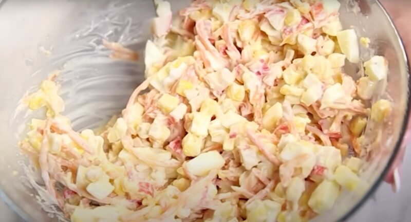 "Морской каприз" - самый быстрый салат с крабовыми палочками. Рецепт за 5 минут