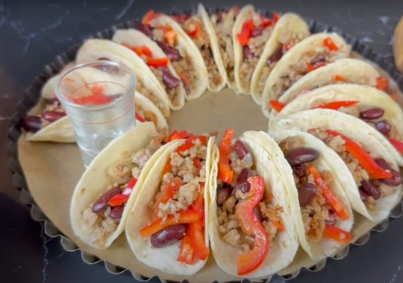 Просто и вкусно. Закуска из обычного фарша на Новый год: начинка может быть любой
