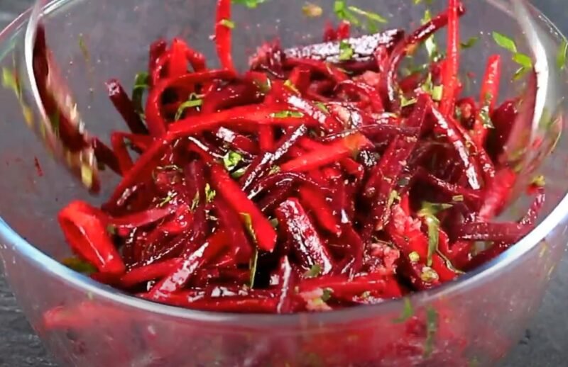 Простой салат из свёклы и моркови: готовлю его постоянно. Полезно и вкусно