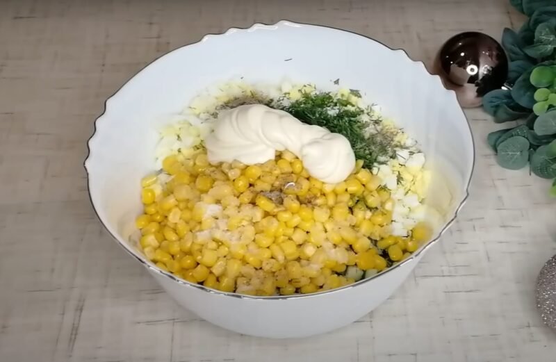 Самый быстрый салат из крабовых палочек. Так вкусно, что не устаю его готовить