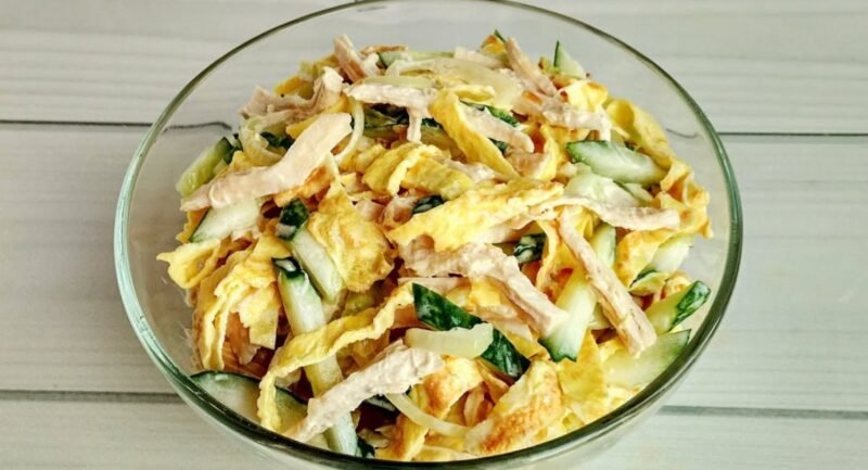 Сметают со стола моментально. Салат "Министерский" с куриной грудкой: вкусно и сытно