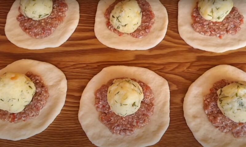 Три в одном: котлета, гарнир и хлеб. Сочные пирожки с мясом и картошкой