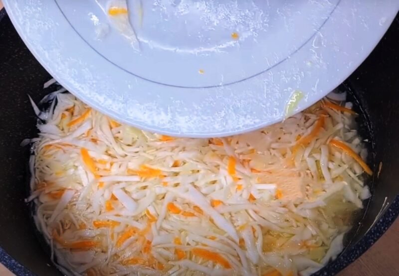 Такую капусту мы съели за 2 дня. Очень лёгкий и быстрый рецепт хрустящей капусты на зиму