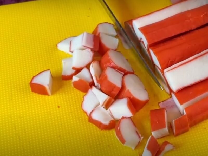 “Женский каприз”. Слоёный салат с крабовыми палочками: готовится просто и быстро