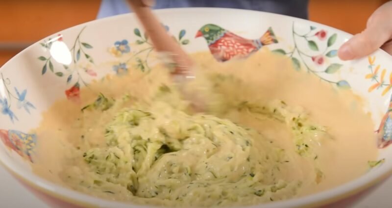 Кабачки вкуснее мяса: быстро и невероятно вкусно. Просто натрите 1 кабачок и 1 картофелину
