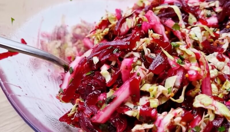 Свекла может быть главным блюдом! 2 салата, которые съедаются первыми - готовим за 15 минут