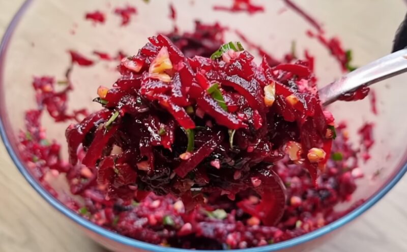 Свекла может быть главным блюдом! 2 салата, которые съедаются первыми - готовим за 15 минут