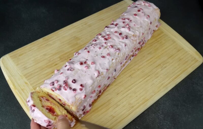 Рулет "Ягодка" - семья просит готовить каждую неделю. Получается идеальным абсолютно у всех, даже у тех, кто печет его в первый раз!