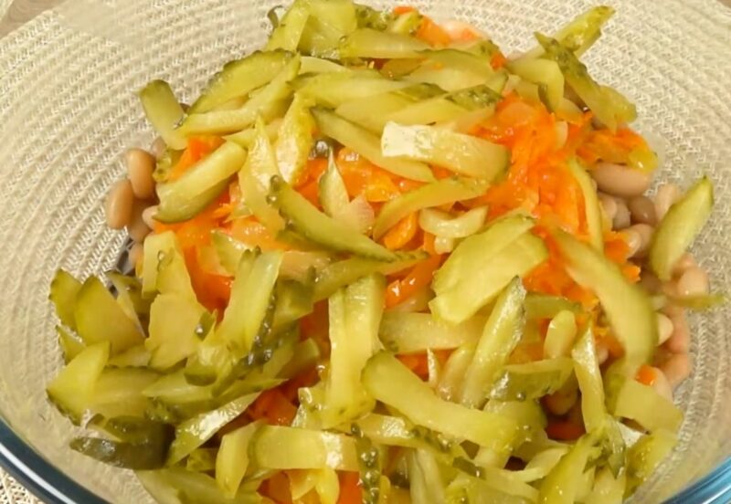 Бюджетный салат с фасолью: просто, быстро и сытно. Готовится за 3 минуты!