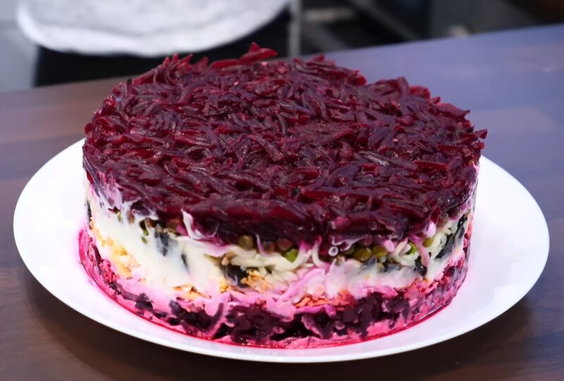 Открытие для хозяек: готовим этот салат за 3 дня до праздника! Чем дольше стоит, тем он аппетитнее!