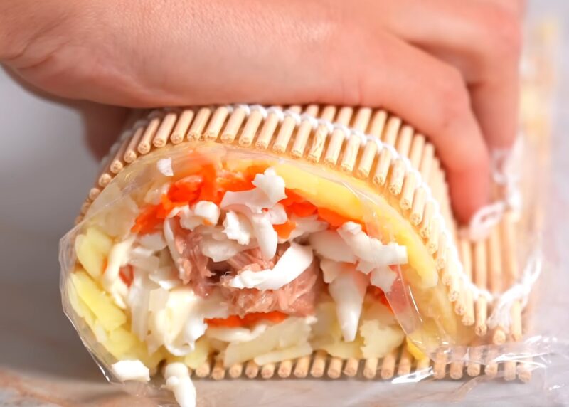 Забудьте о салатниках! Готовим Новогоднюю «Мимозу» в виде изысканного рулета – это проще, чем вы думаете