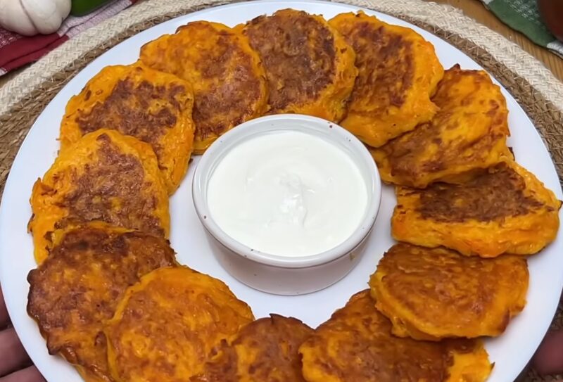 Забудьте о классике: проверенный рецепт воздушных оладий из тыквы за 20 минут!