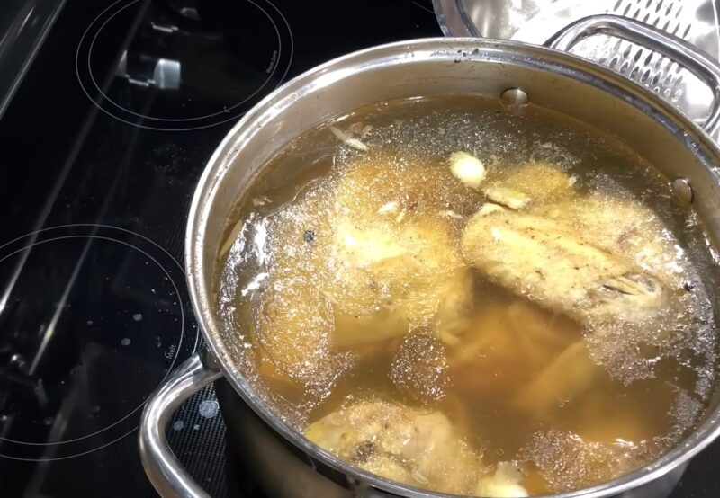 Забудьте о традиционном: рецепт куриного заливного, которое покорит вашу семью в один миг