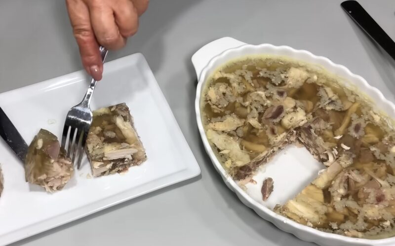 Забудьте о традиционном: рецепт куриного заливного, которое покорит вашу семью в один миг